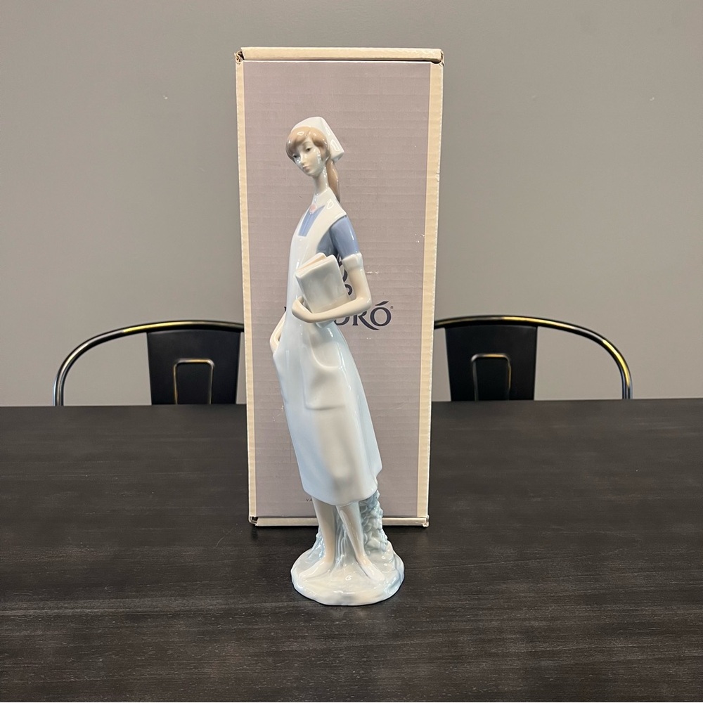 VTG NIB Llarado Porcelain Nurse Figurine #4603 Size 14.25x3.5”